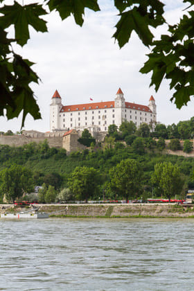 © Marlène Wagenhofer Château de Bratislava au-dessus du Danube - Slovaquie