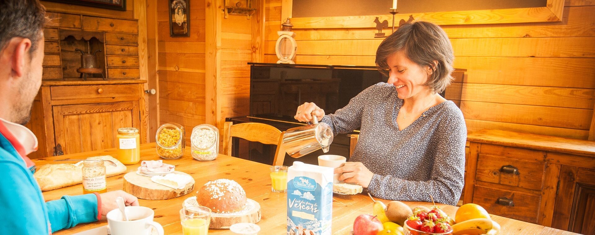 Petit-déjeuner dans un gîte en bois - Vercors - Alpes, France