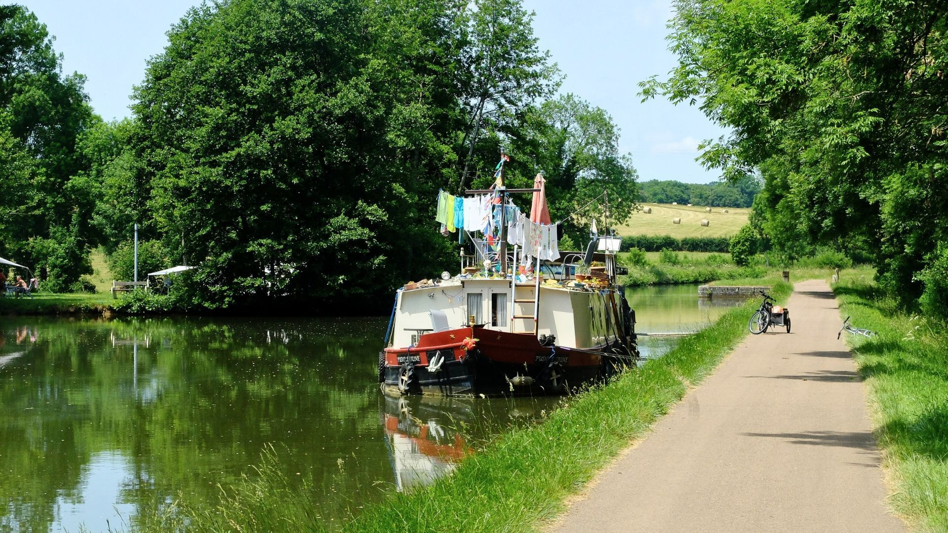 Péniche amarrée sur le Canal du Nivernais - Bourgogne - France