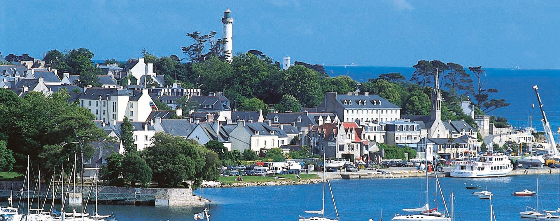 Village portuaire et phare au bord de mer - Bretagne - France