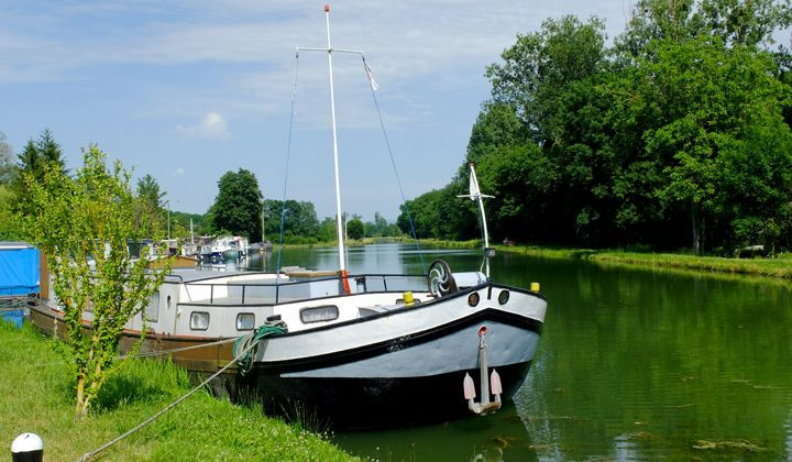 Péniche amarrée le long du canal de Bourgogne - France
