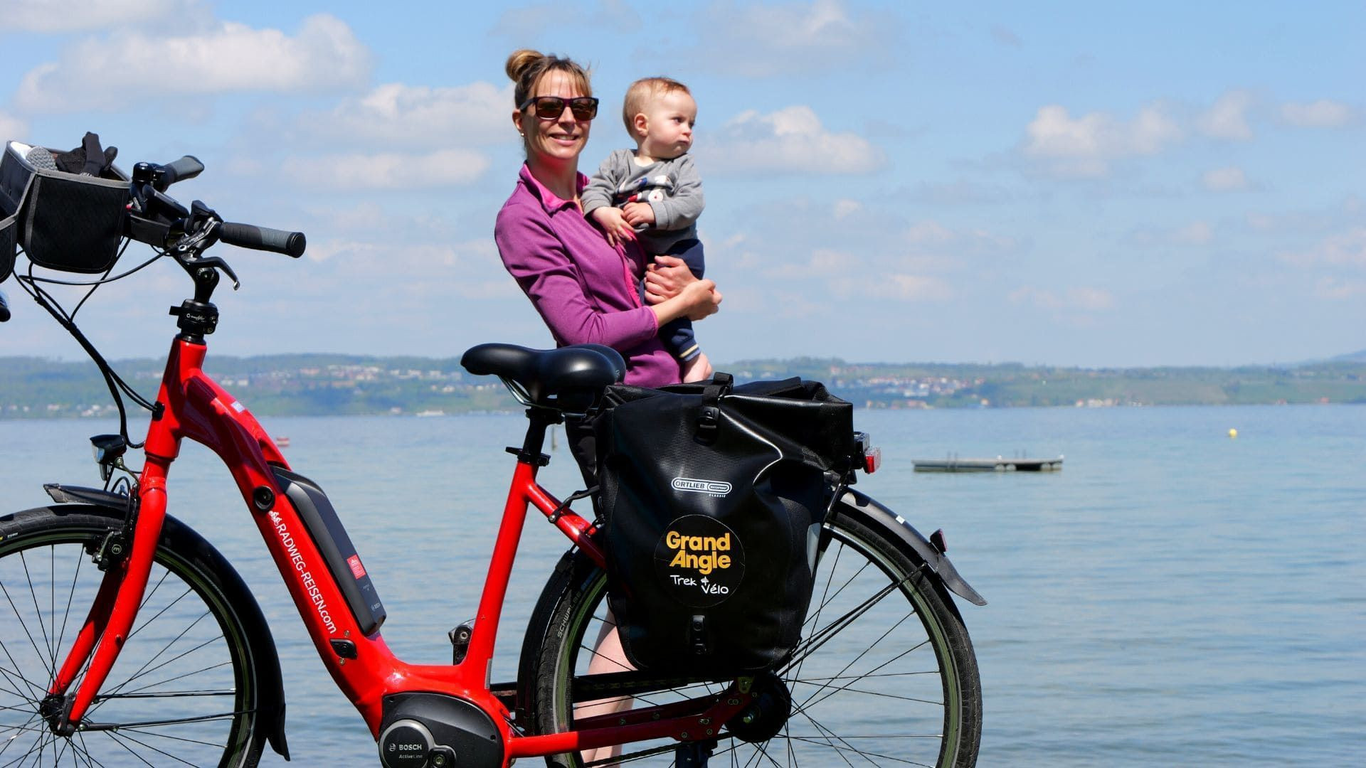 Cycliste et enfant en vélo électrique Grand Angle au bord d'un lac - Allemagne