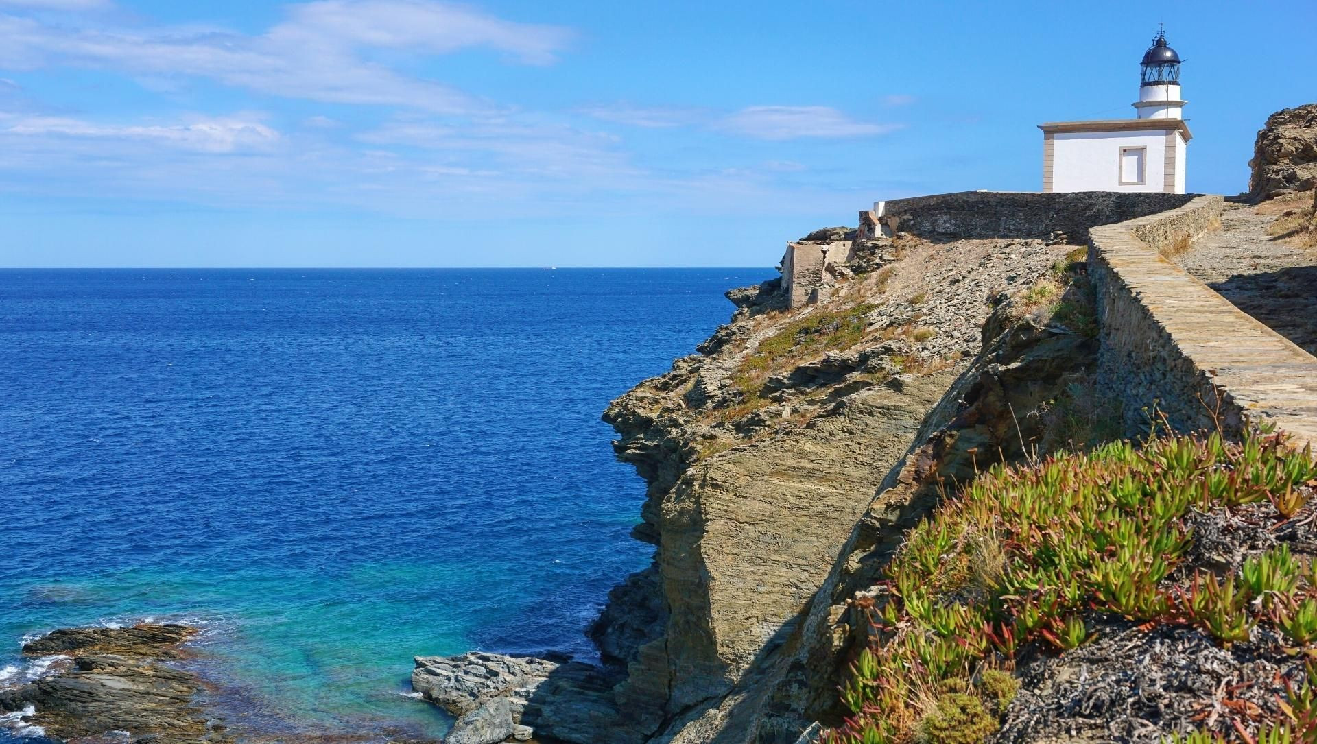 Phare de Cala Nans sur les falaises - Cadaqués - Costa Brava, Espagne