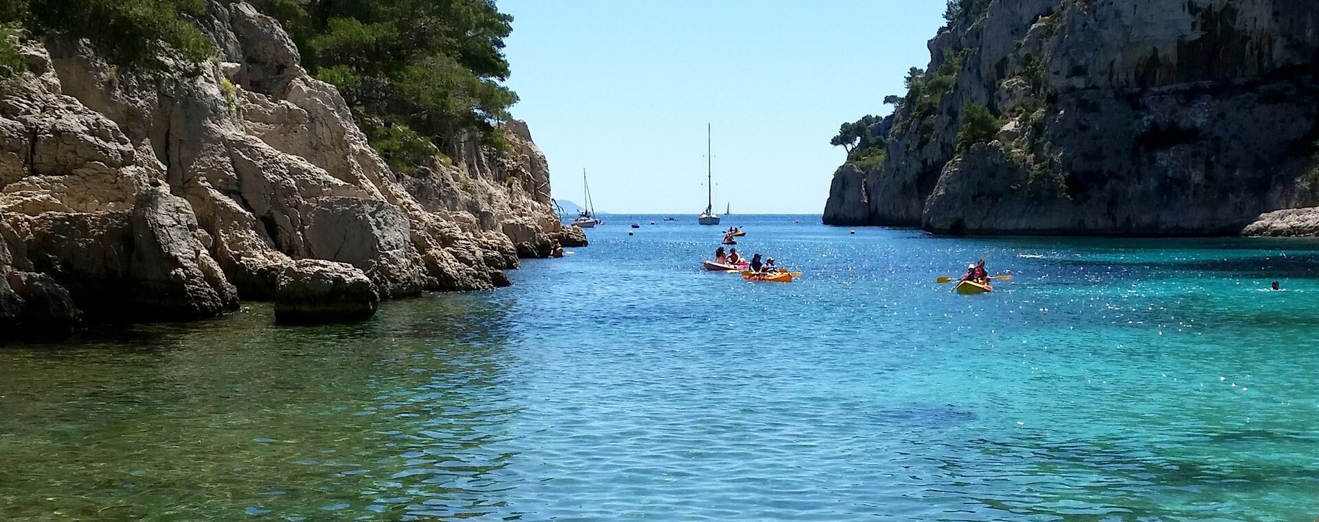 Kayaks et voiliers dans la calanque aux eaux turquoise - Calanque d'En-Vau - Cassis - France