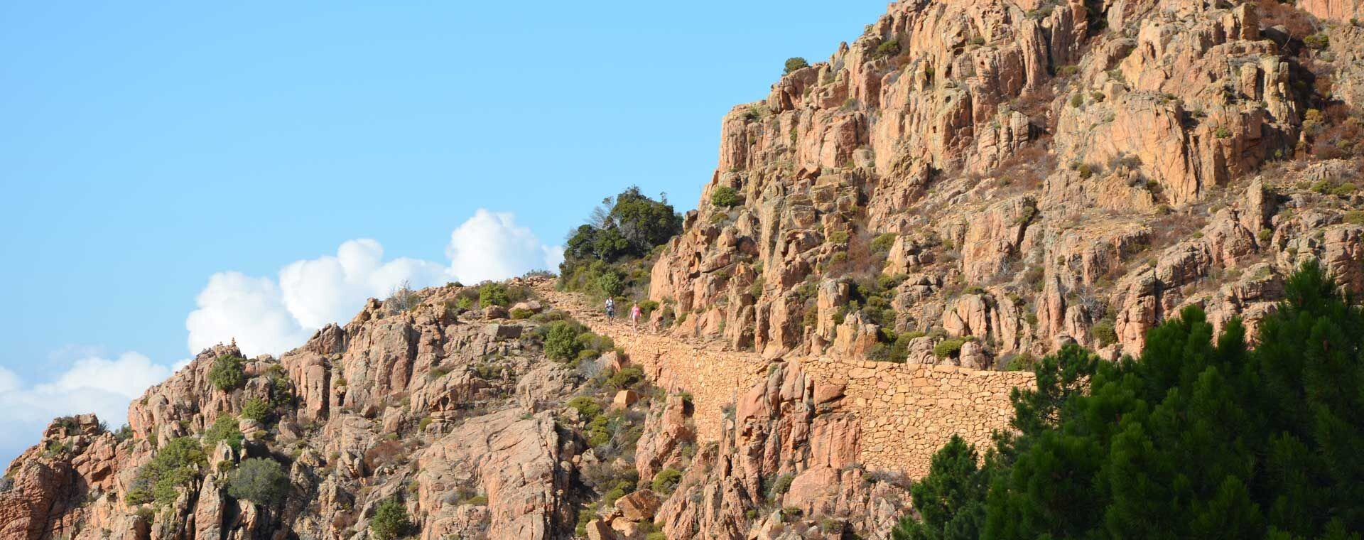 Sentier dans les falaises rouges des Calanques de Piana - Corse - France