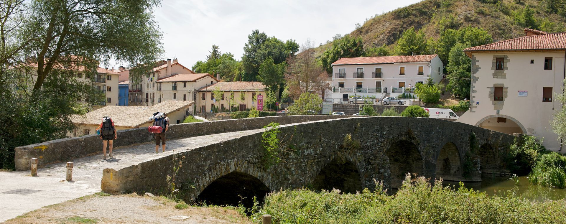 Pèlerins sur un pont médiéval - Chemin de Saint-Jacques - Navarre - Espagne