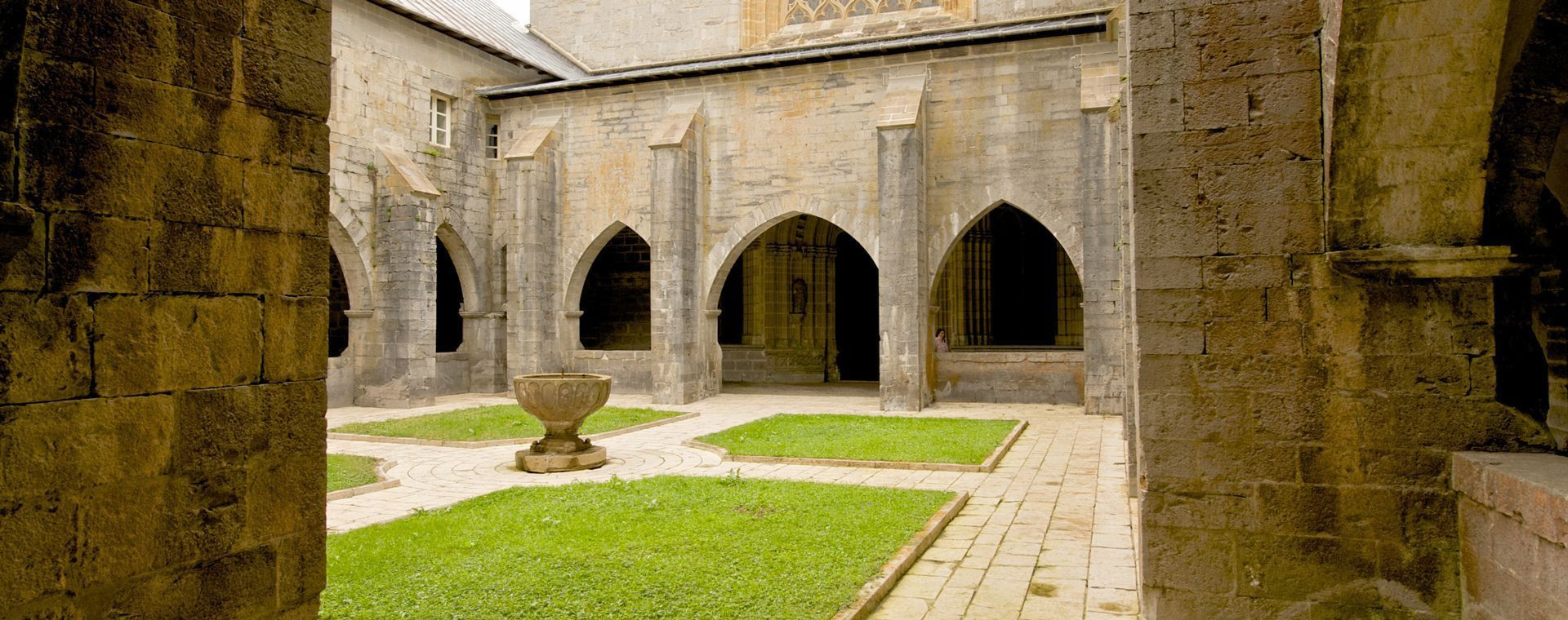 Cloître gothique sur le Camino de Santiago - Saint-Jean-Pied-de-Port à Logroño - Espagne