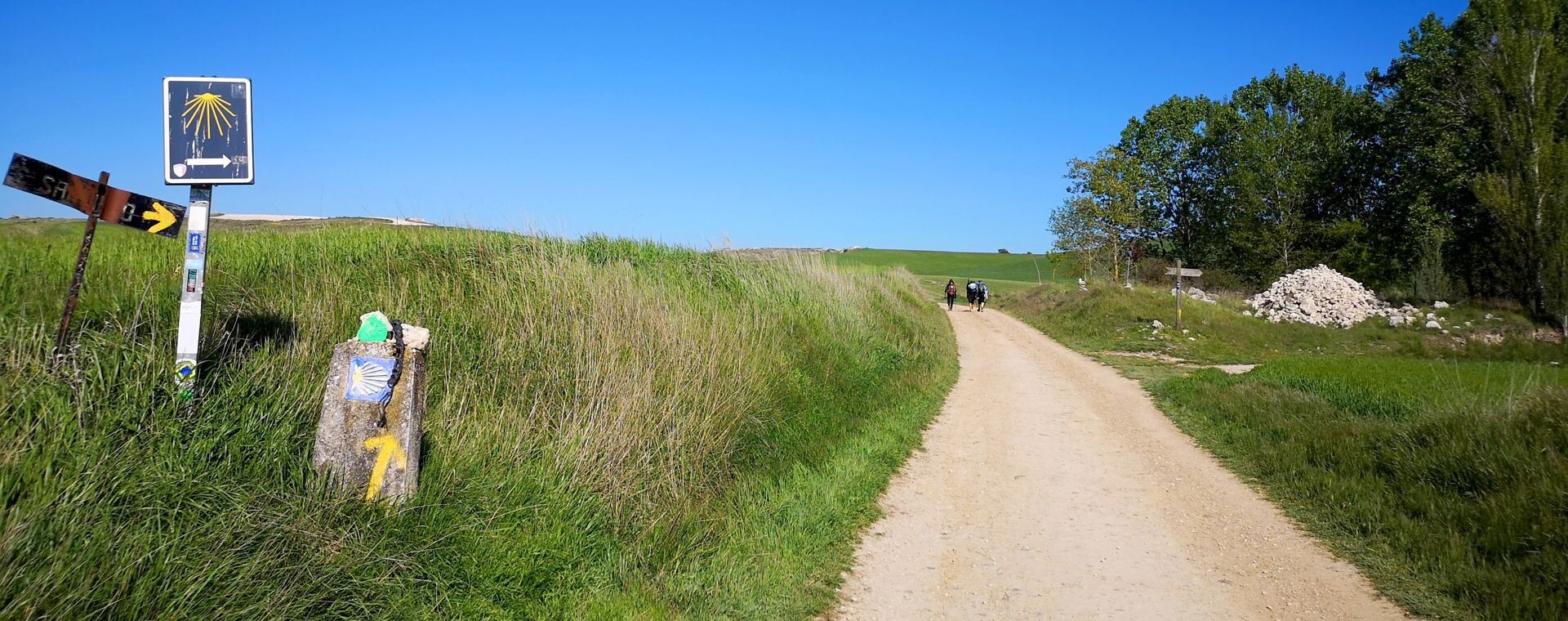 Sentier du Camino de Santiago avec borne et flèche jaune - entre Rabé de las Calzadas et Hornillos del Camino - Espagne