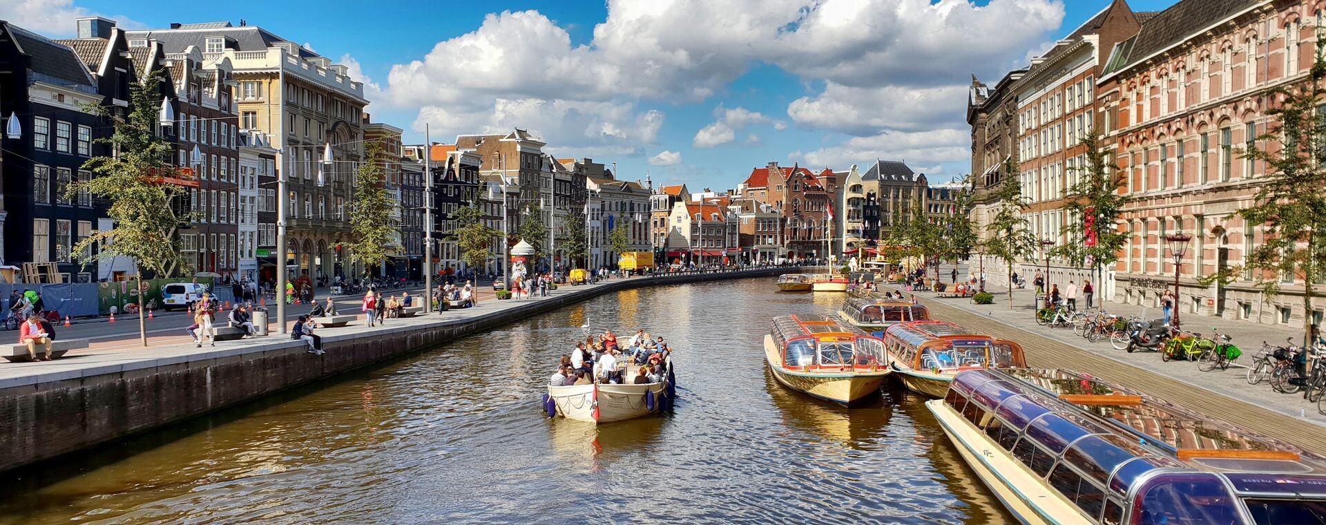 Canal et bateaux de croisière au cœur de la ville - Amsterdam - Pays-Bas
