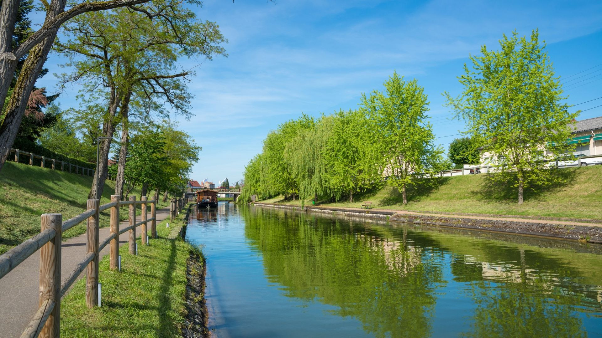 Chemin de halage le long du Canal de Bourgogne - France