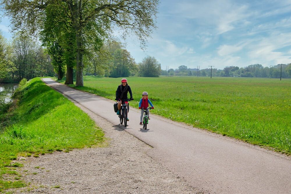 © Quentin Vanaker Cyclistes le long du canal de la Bruche - Strasbourg - Alsace