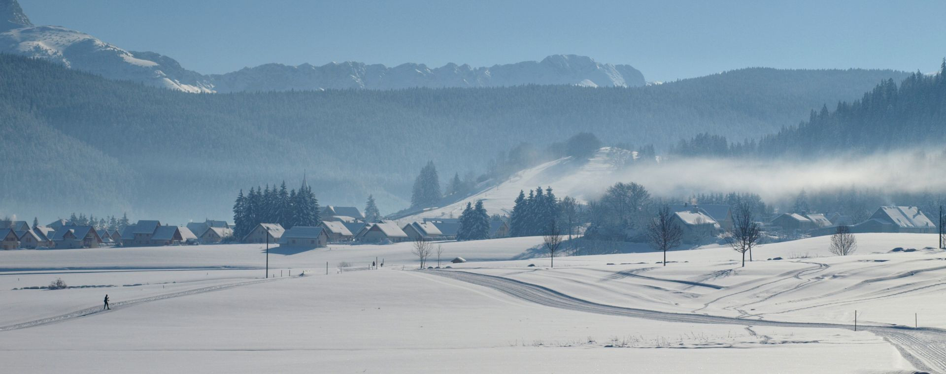 Village alpin enneigé sous les montagnes en hiver - France