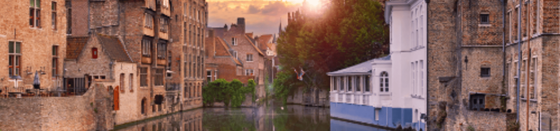 Canal et maisons médiévales au coucher du soleil - Bruges - Belgique
