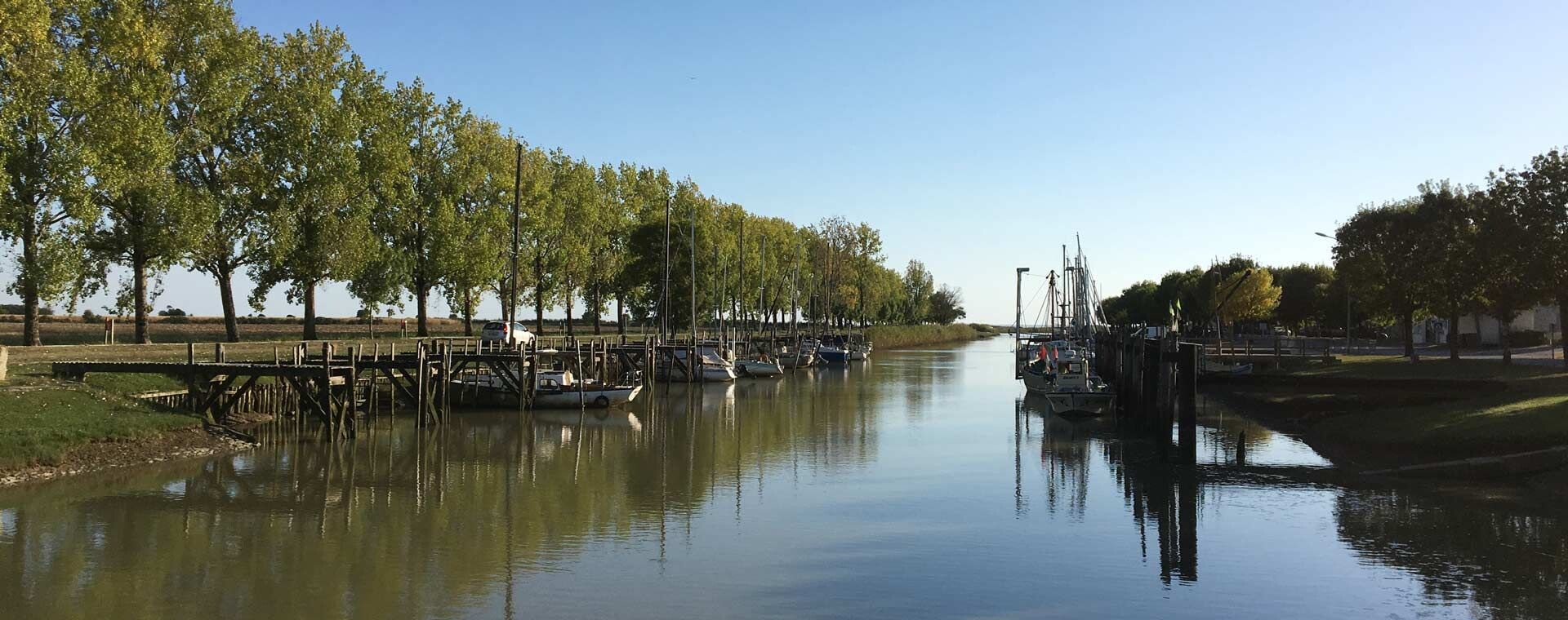 Bateaux amarrés le long du canal - La Rive - France