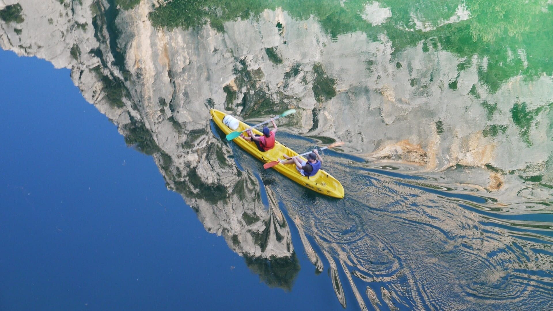 Canoë sur les eaux turquoise des gorges du Verdon - Provence - France