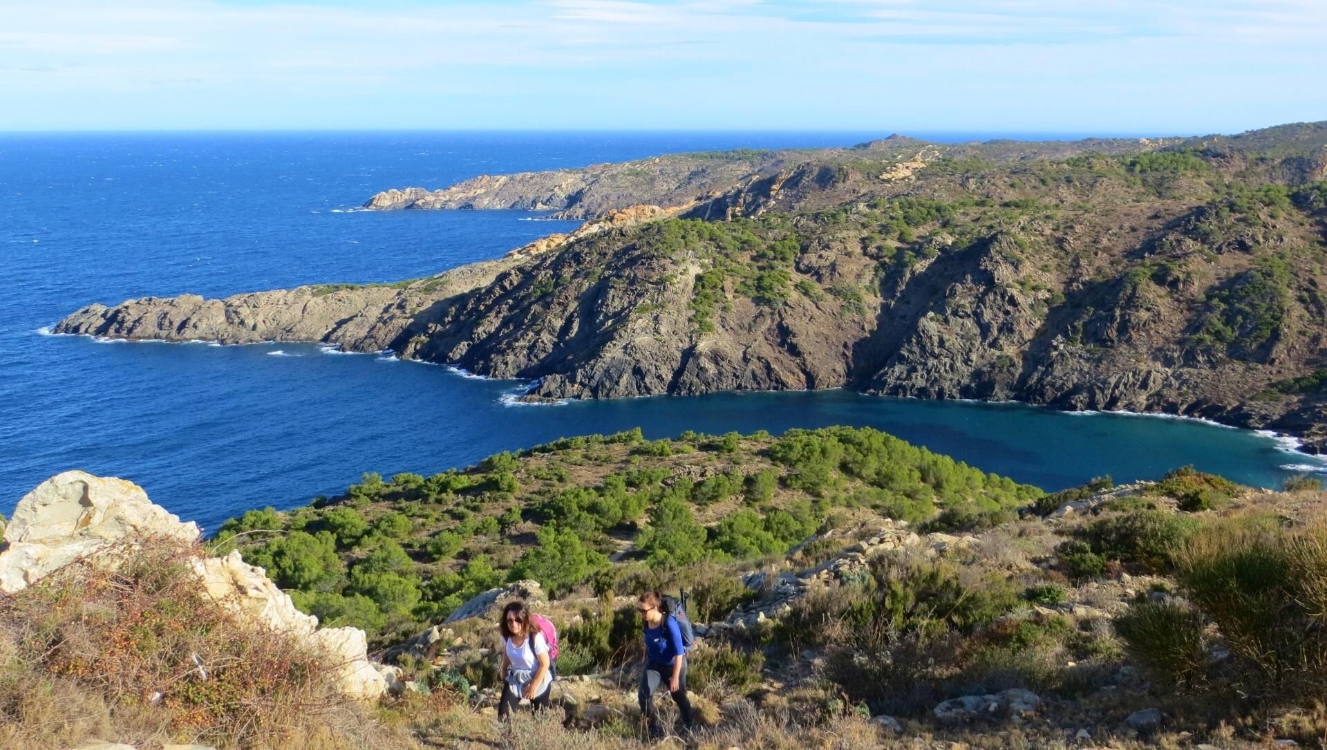 Randonneurs au-dessus d'une crique du Cap de Creus - Espagne