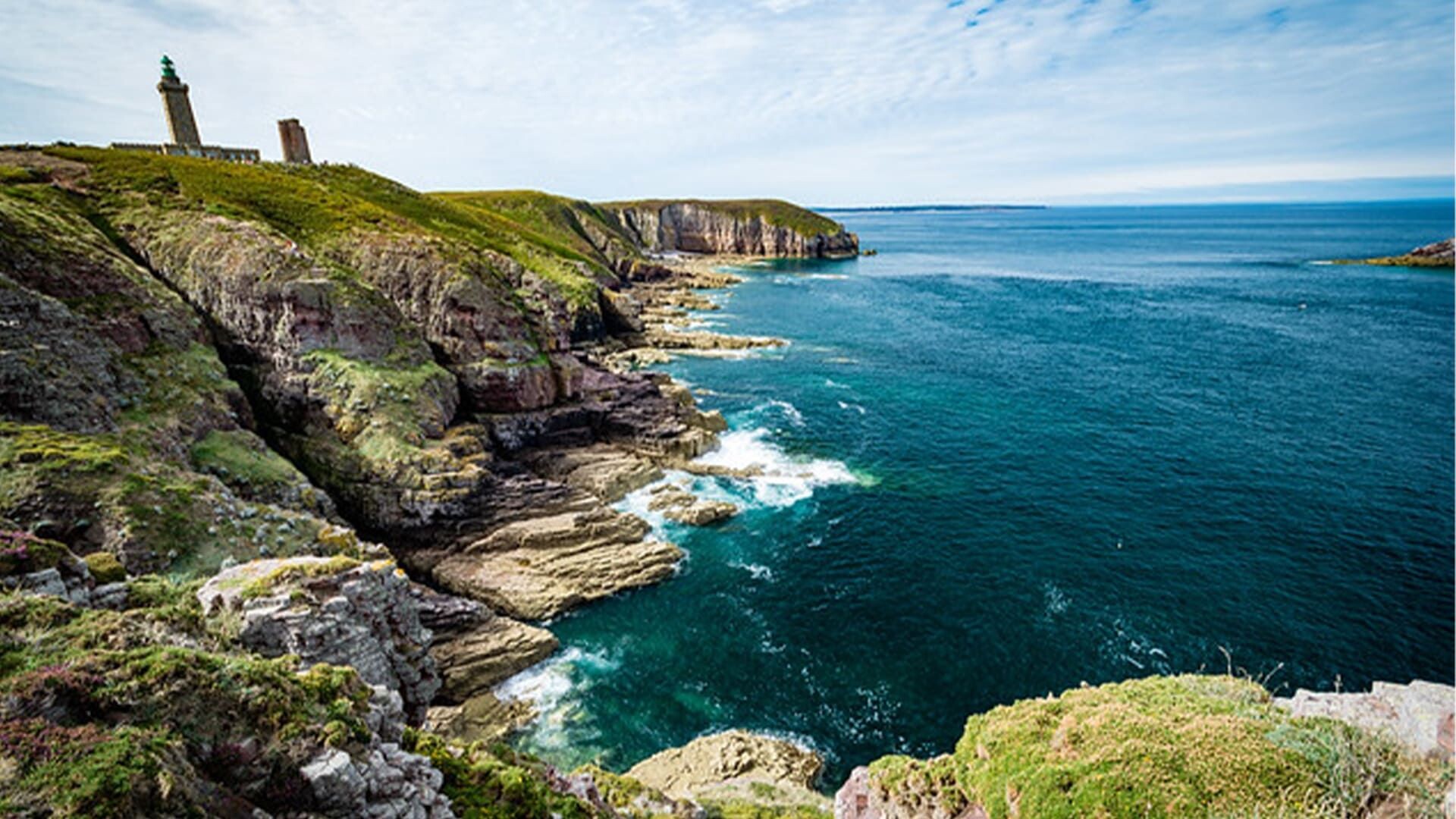 Phare et falaises de grès rose du Cap Fréhel surplombant la mer - Côtes-d'Armor - France