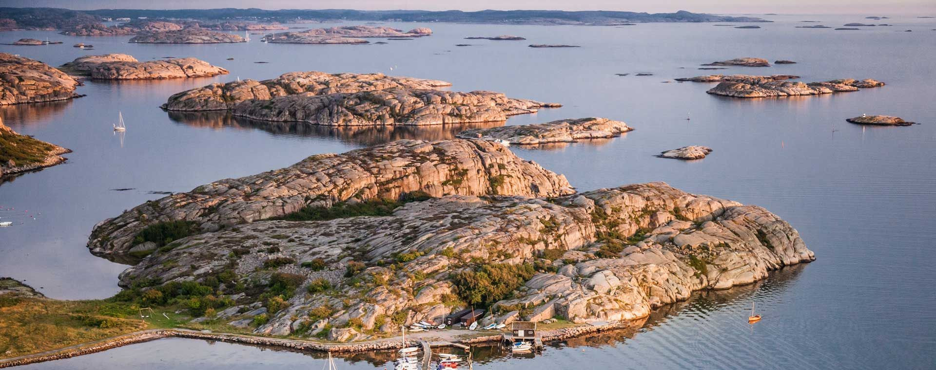 Îlots de granite rose et voiliers dans un archipel côtier - Scandinavie