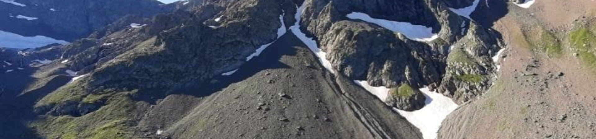 © Raymond Chabanier Crêtes et névés en haute montagne - Alpes - France