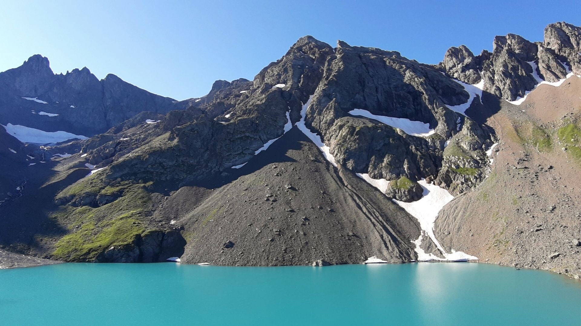 © Raymond Chabanier Lac d'altitude turquoise et cirque rocheux - Alpes - France