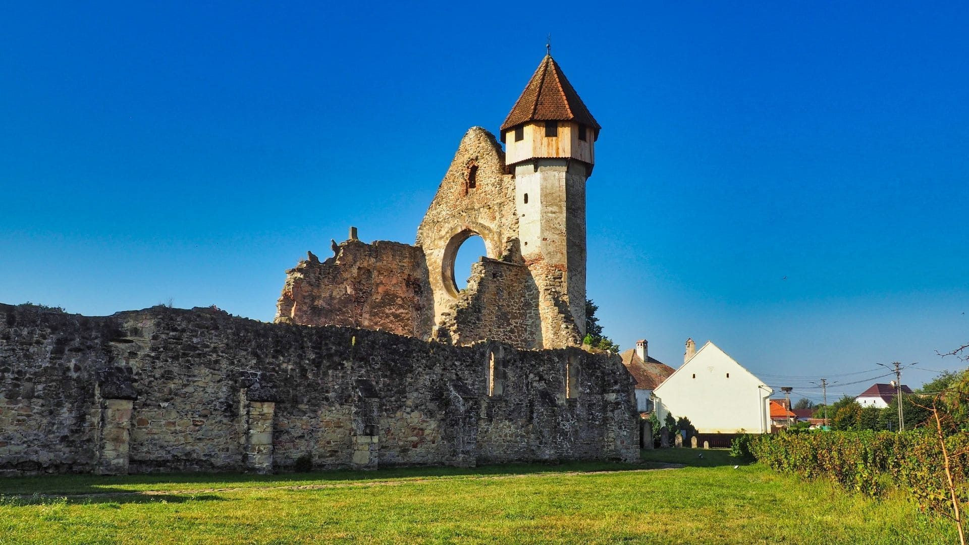 Ruines et tour de l'abbaye de Cârța - Transylvanie - Roumanie