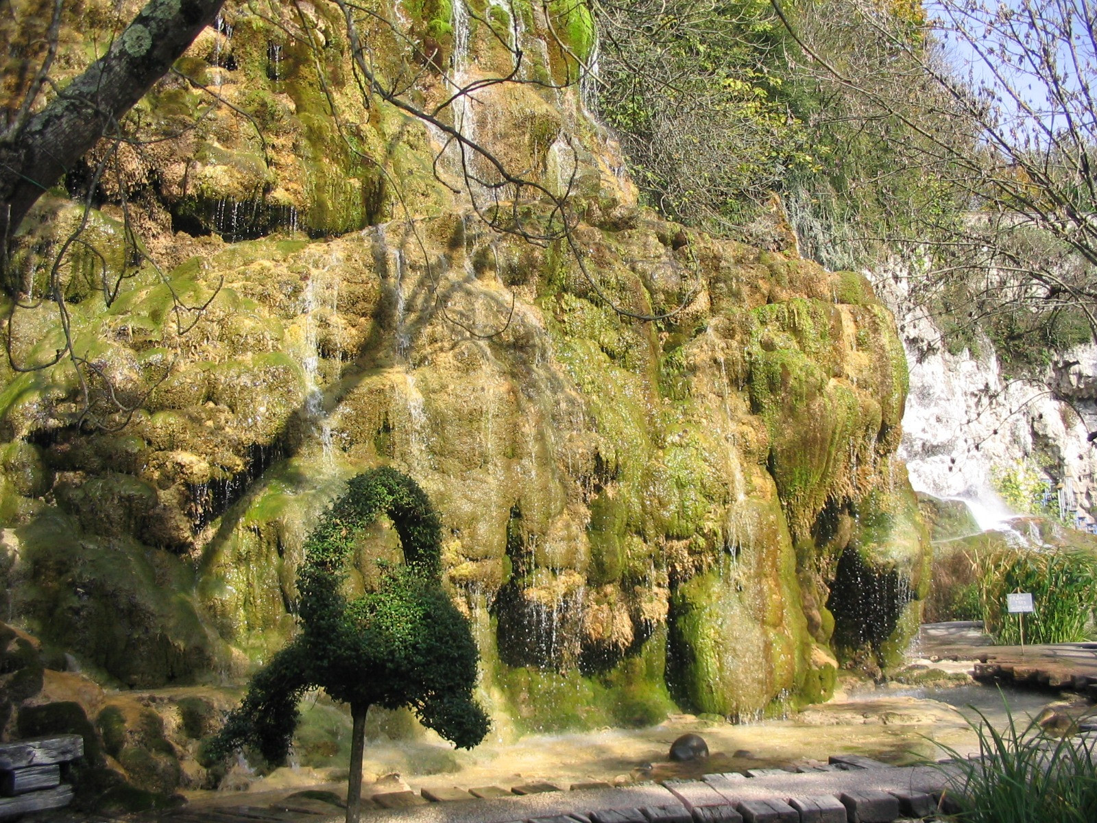 Waterfalls and tufa formations - Jardin des Fontaines Pétrifiantes - La Sône