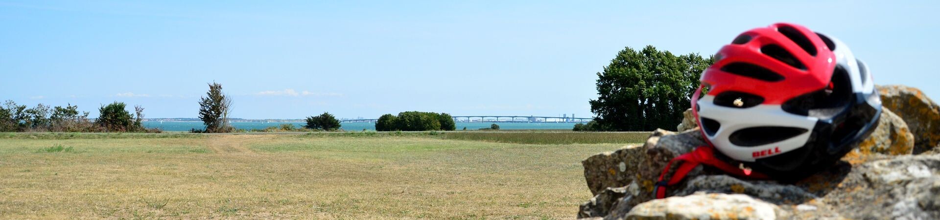 Casque de vélo posé face au pont de l'île de Ré - Charente-Maritime - France