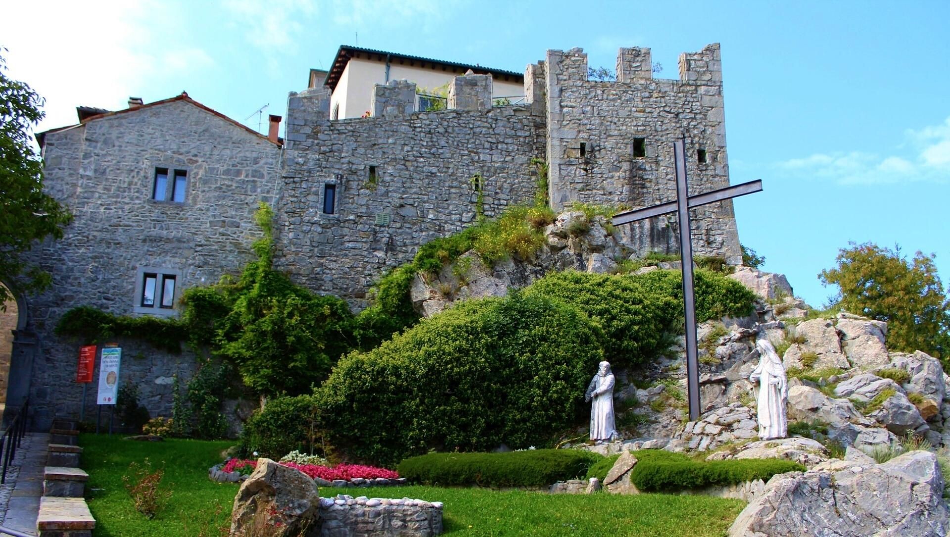 Sanctuaire fortifié médiéval et croix - Castelmonte - Frioul - Italie