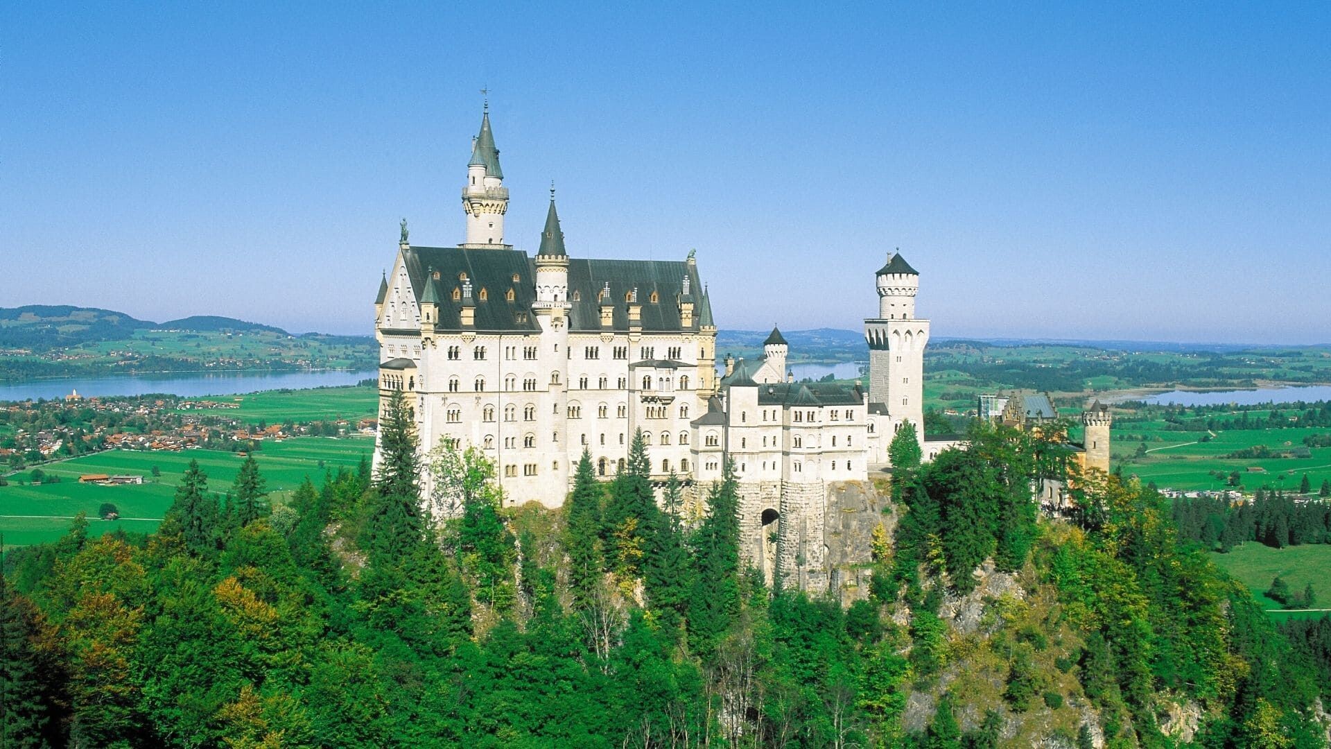 Château de Neuschwanstein sur son éperon boisé - Bavière - Allemagne