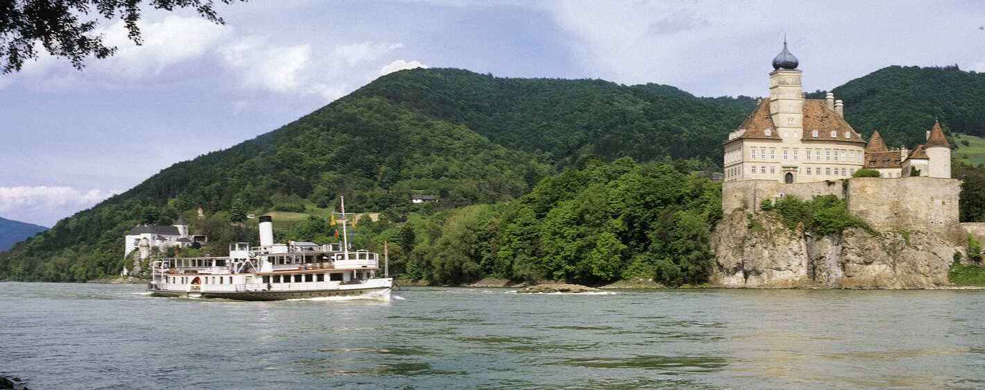 Château de Schönbühel et bateau sur le Danube - Wachau - Autriche