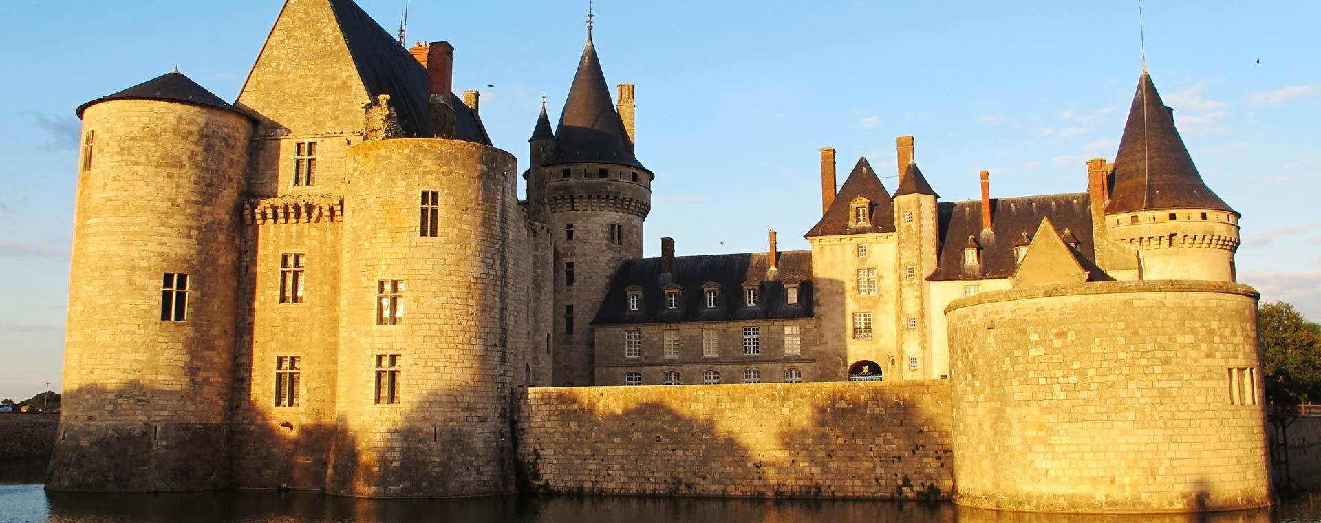 Château de Sully-sur-Loire et ses douves - Loiret - France