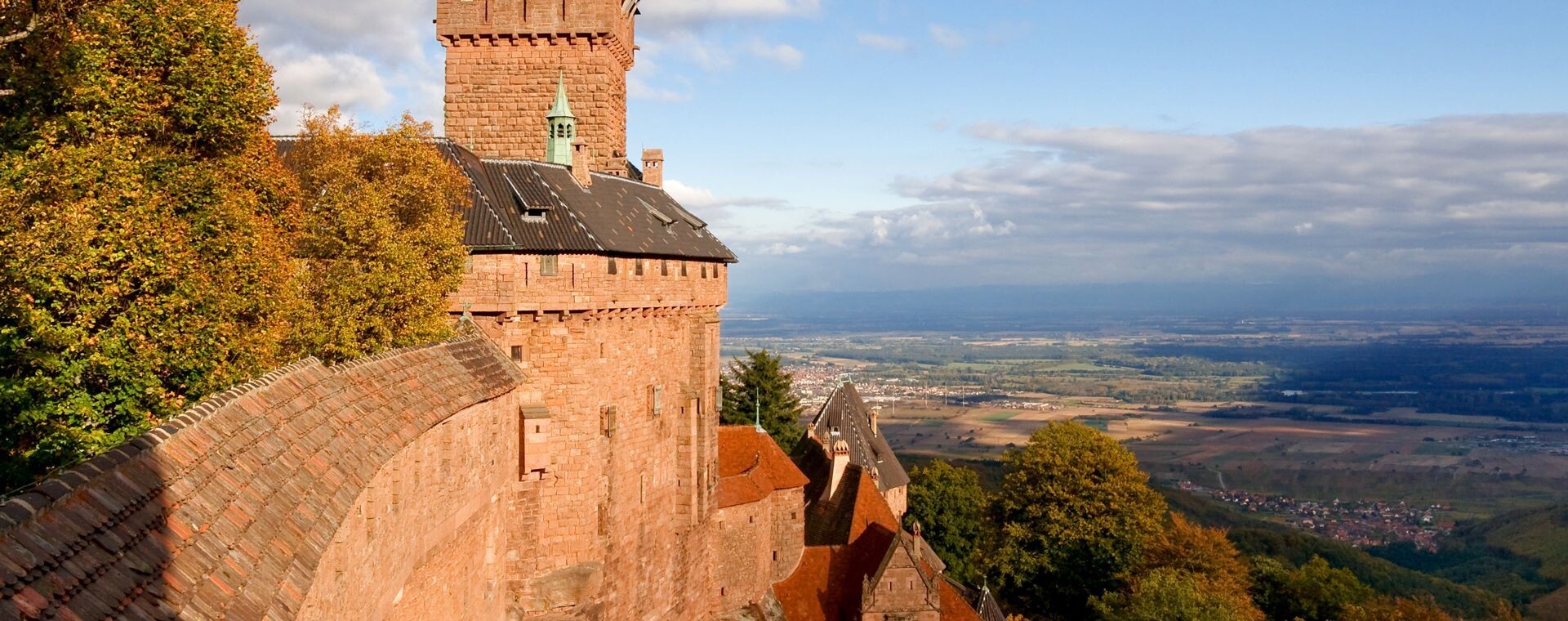 Château du Haut-Kœnigsbourg dominant la plaine - Alsace - France