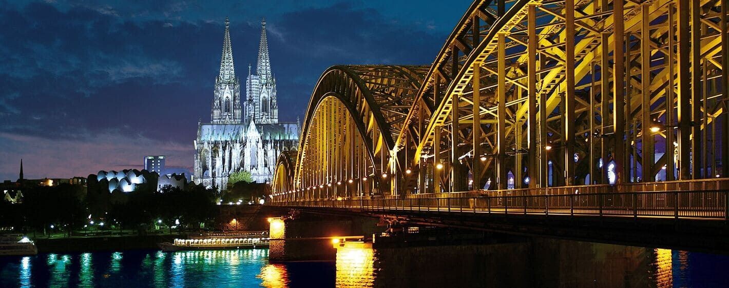 Cathédrale de Cologne et pont Hohenzollern de nuit - Rhénanie - Allemagne