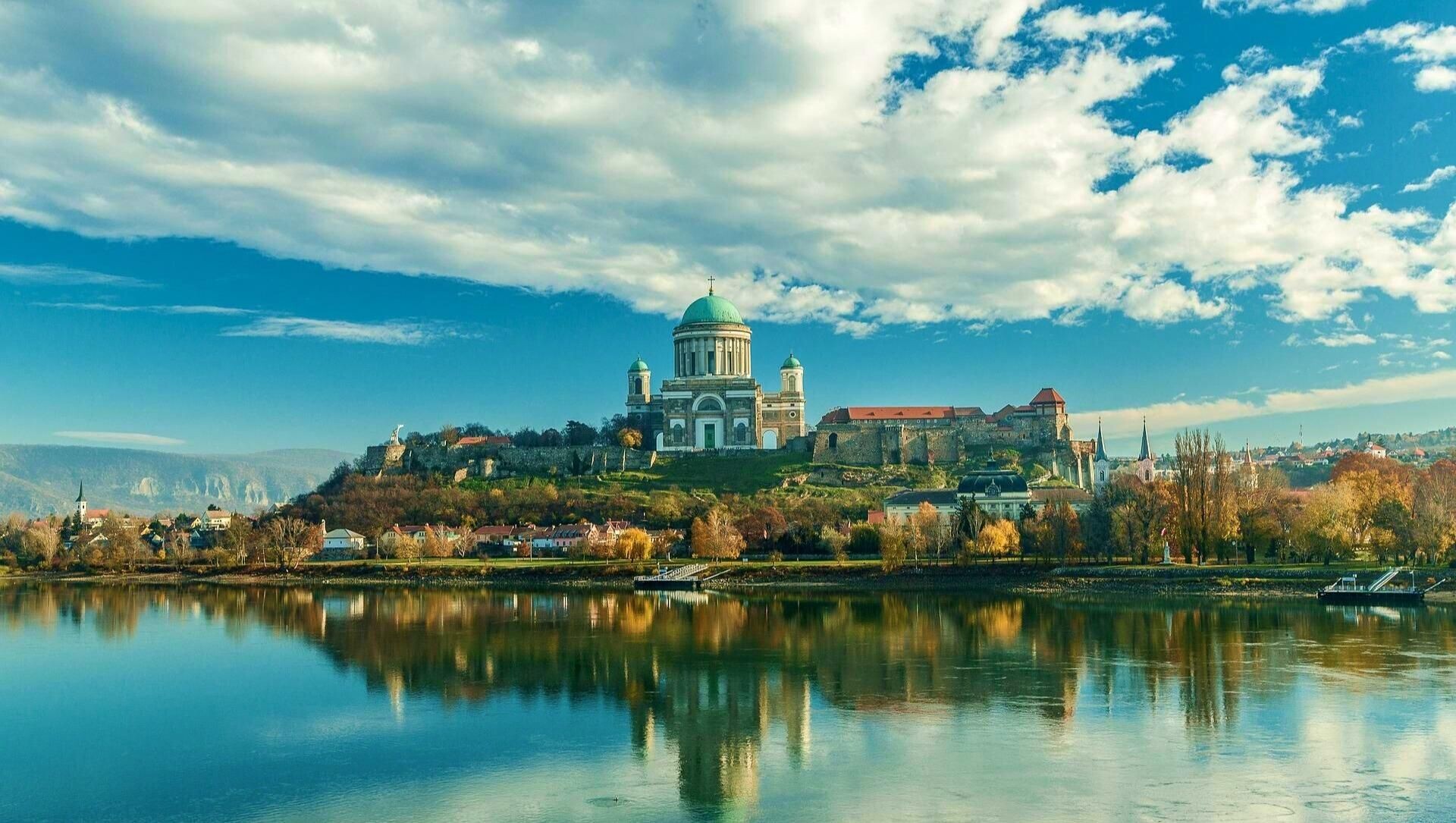 Basilique Saint-Adalbert d'Esztergom au bord du Danube - Hongrie