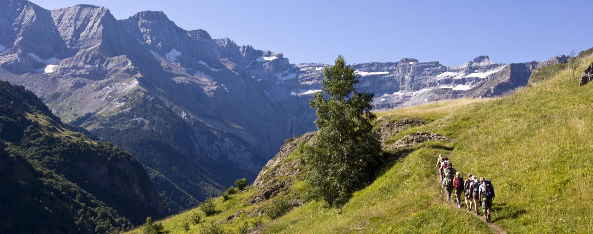 Randonneurs face au cirque de Gavarnie - Cauterets - Pyrénées