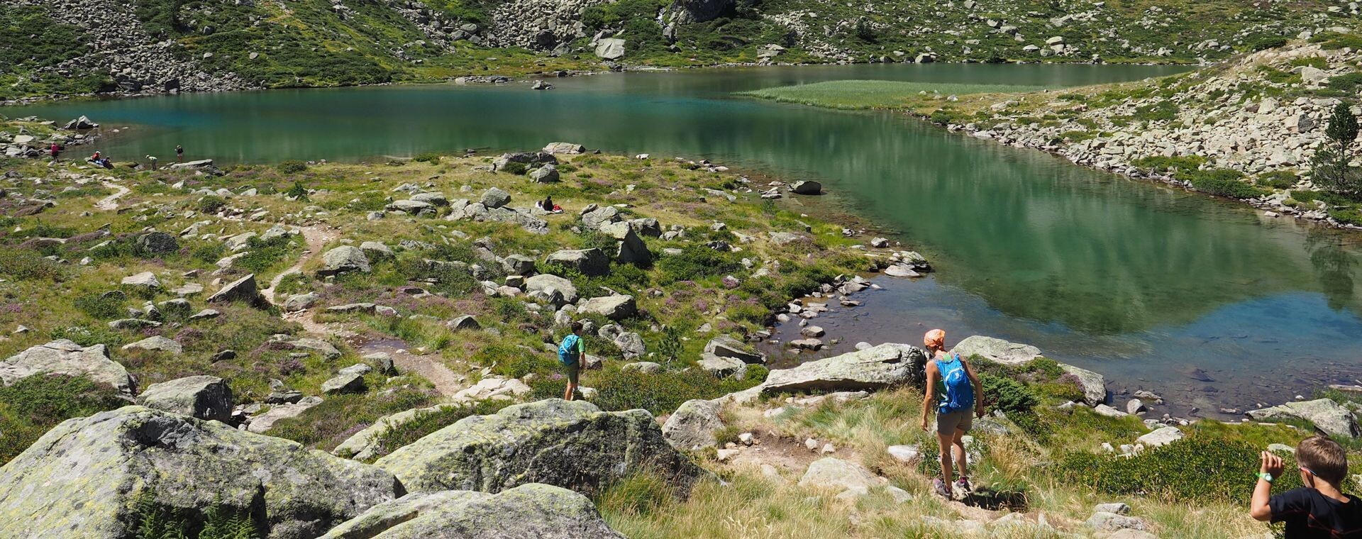 Randonneurs au bord d'un lac de montagne - Cauterets Gavarnie - Pyrénées