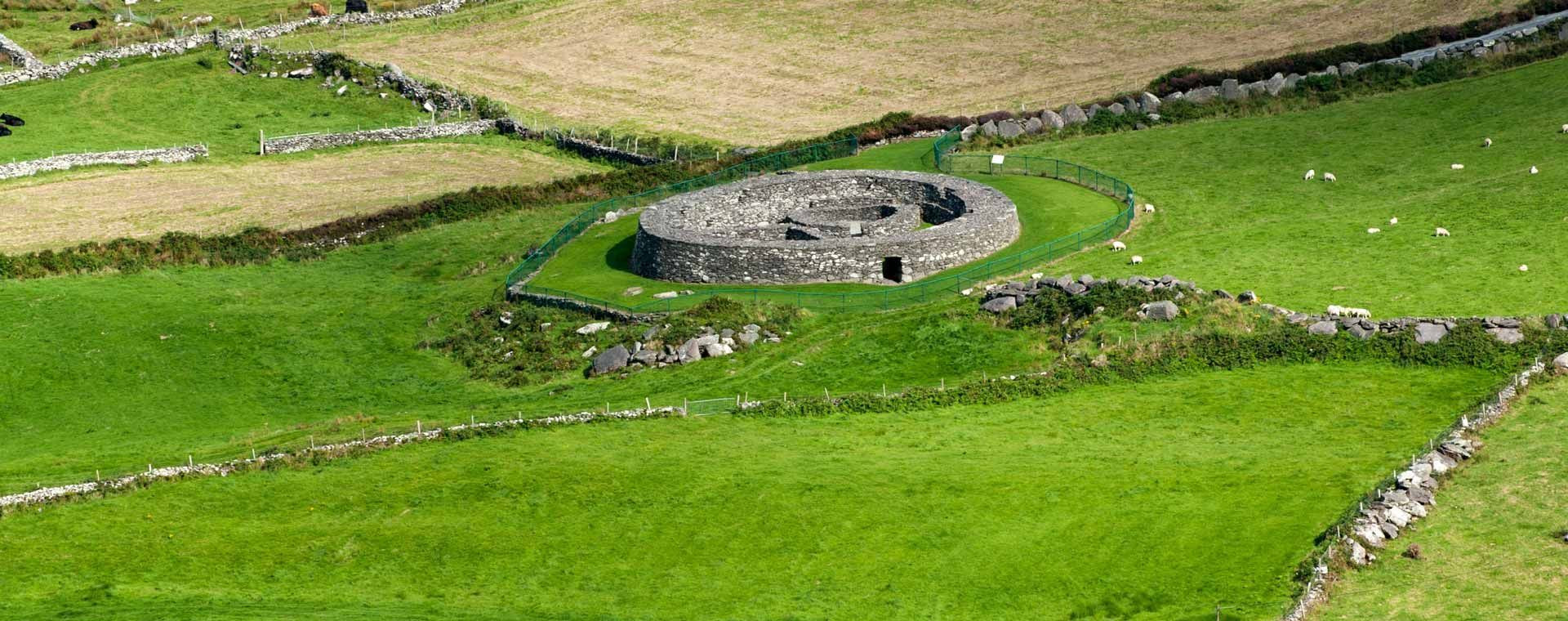 Fort circulaire en pierre sèche au milieu de pâturages verdoyants - Irlande