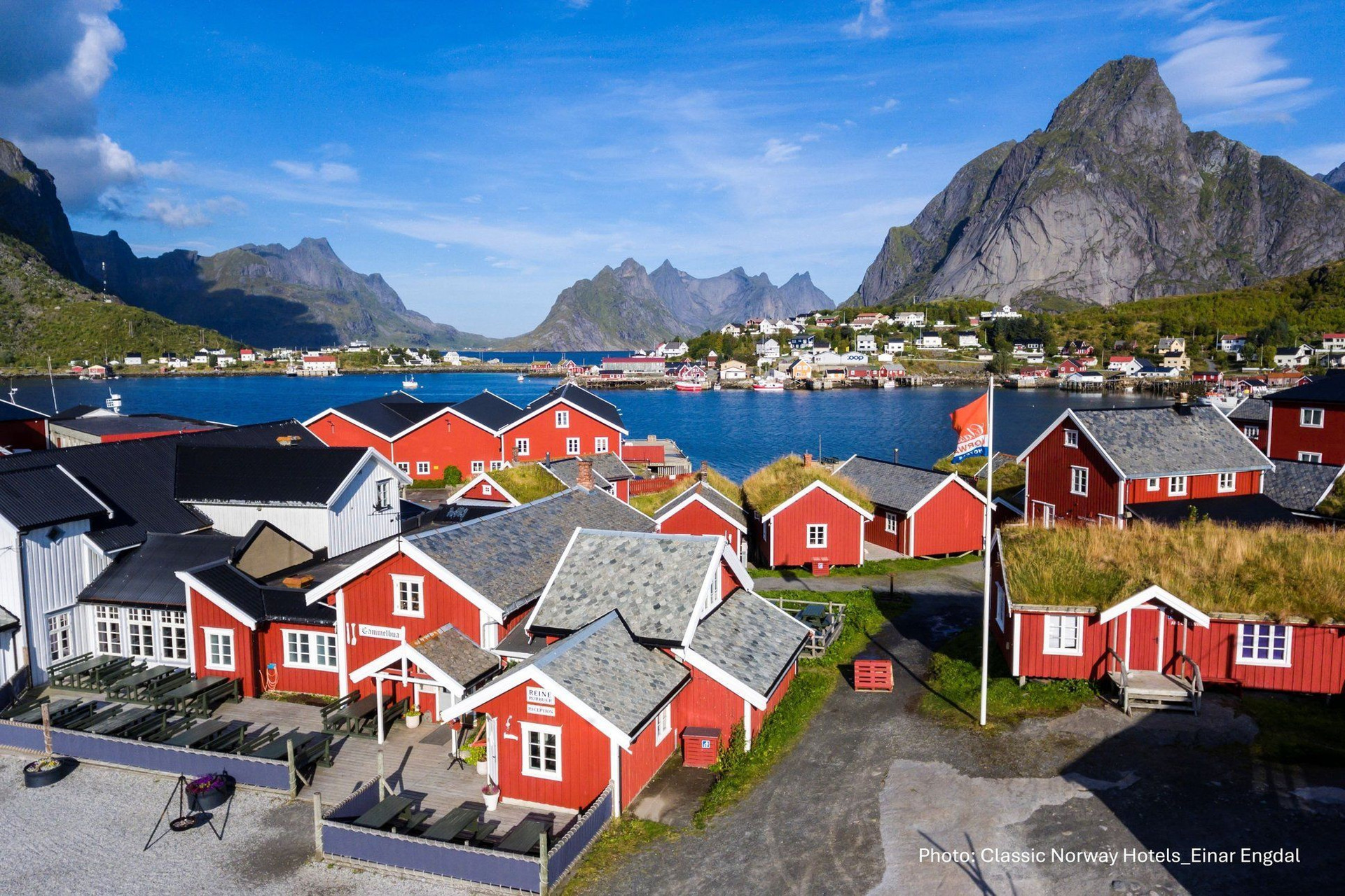 Village de pêcheurs aux cabanes rouges sous les pics - Reine - Lofoten - Norvège