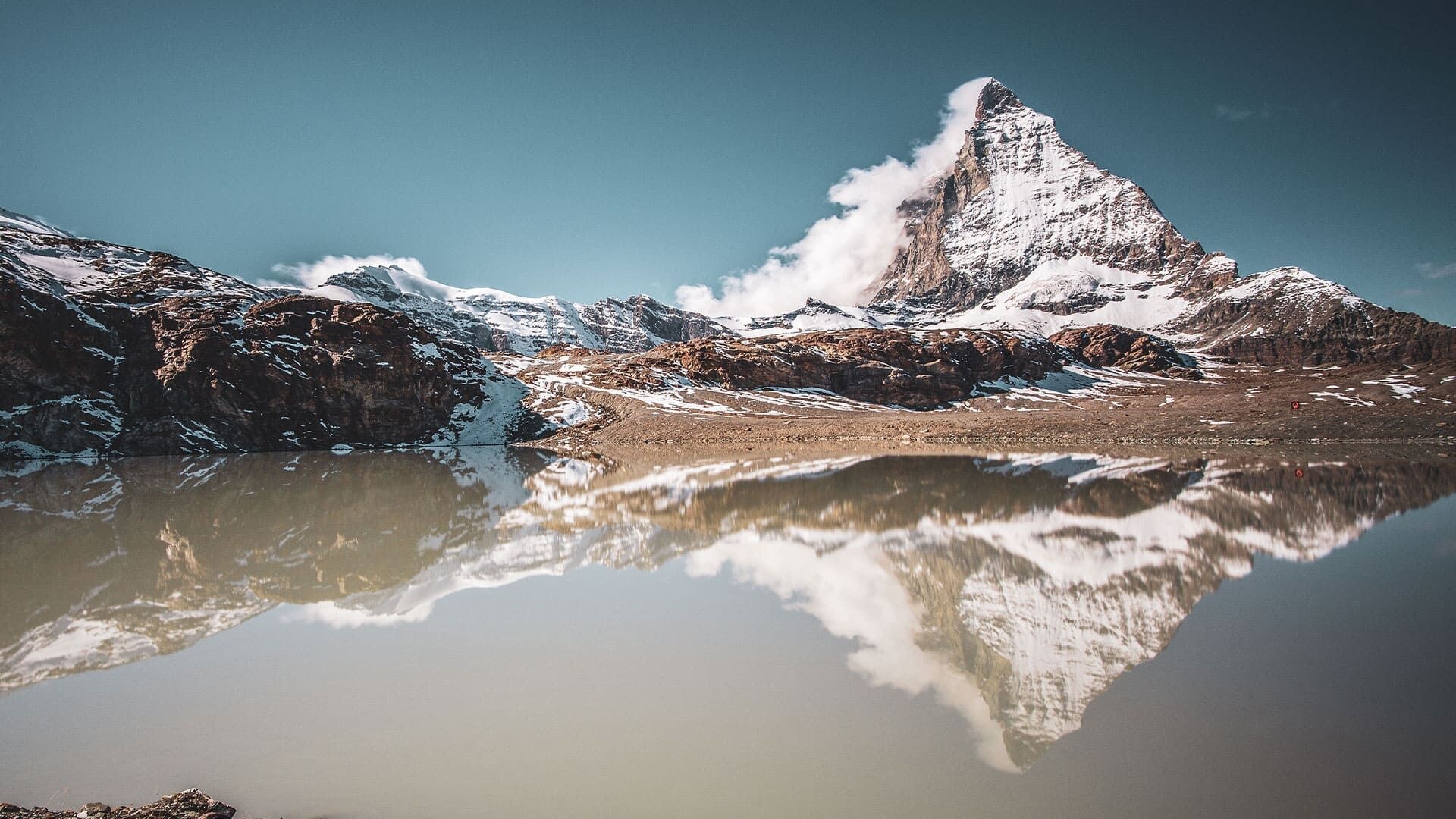 Le Cervin se reflétant dans un lac glaciaire - Valais - Suisse
