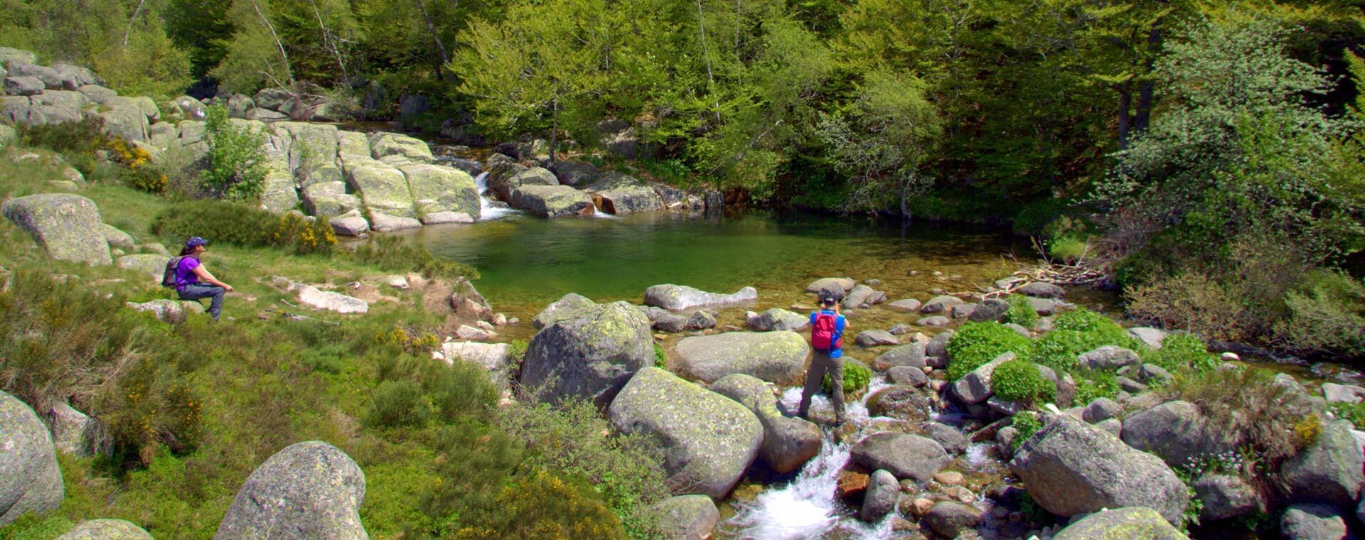 Randonneurs traversant une rivière entre les rochers - Cévennes - France