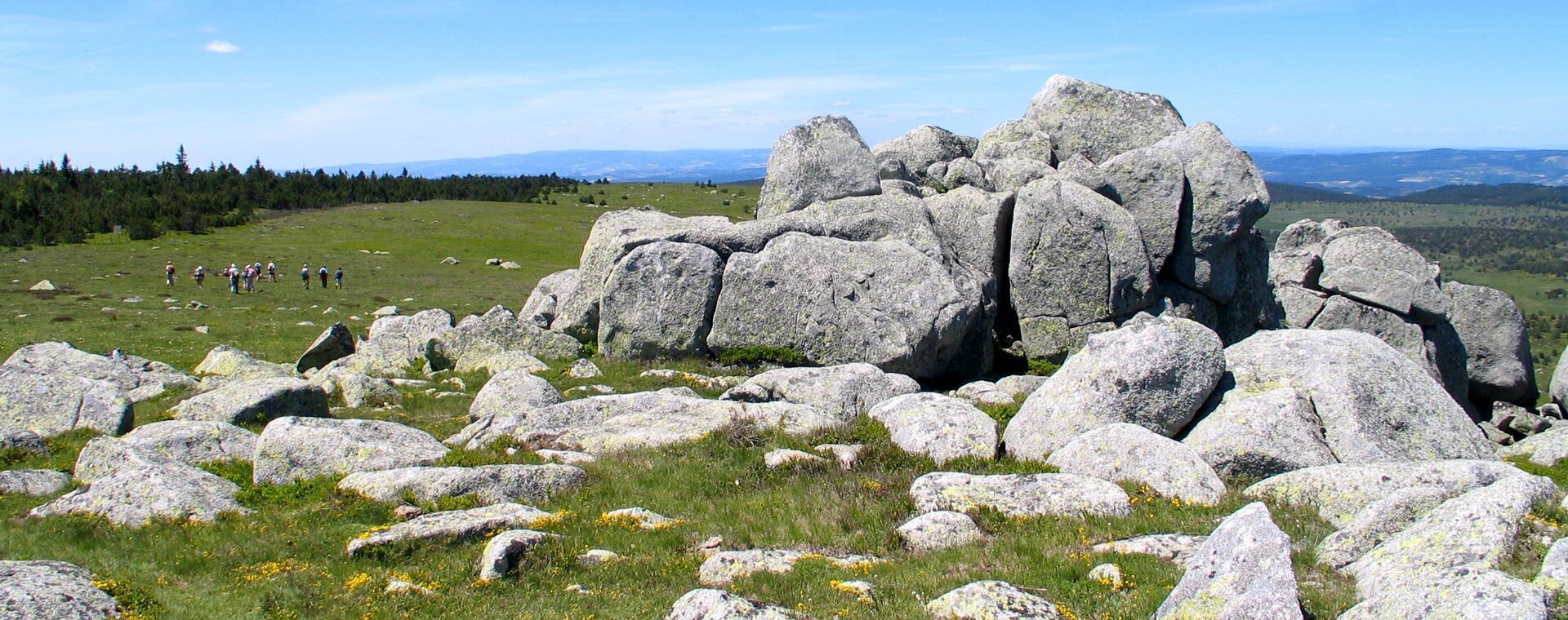 Randonneurs parmi les chaos granitiques des hauts plateaux - Cévennes - France