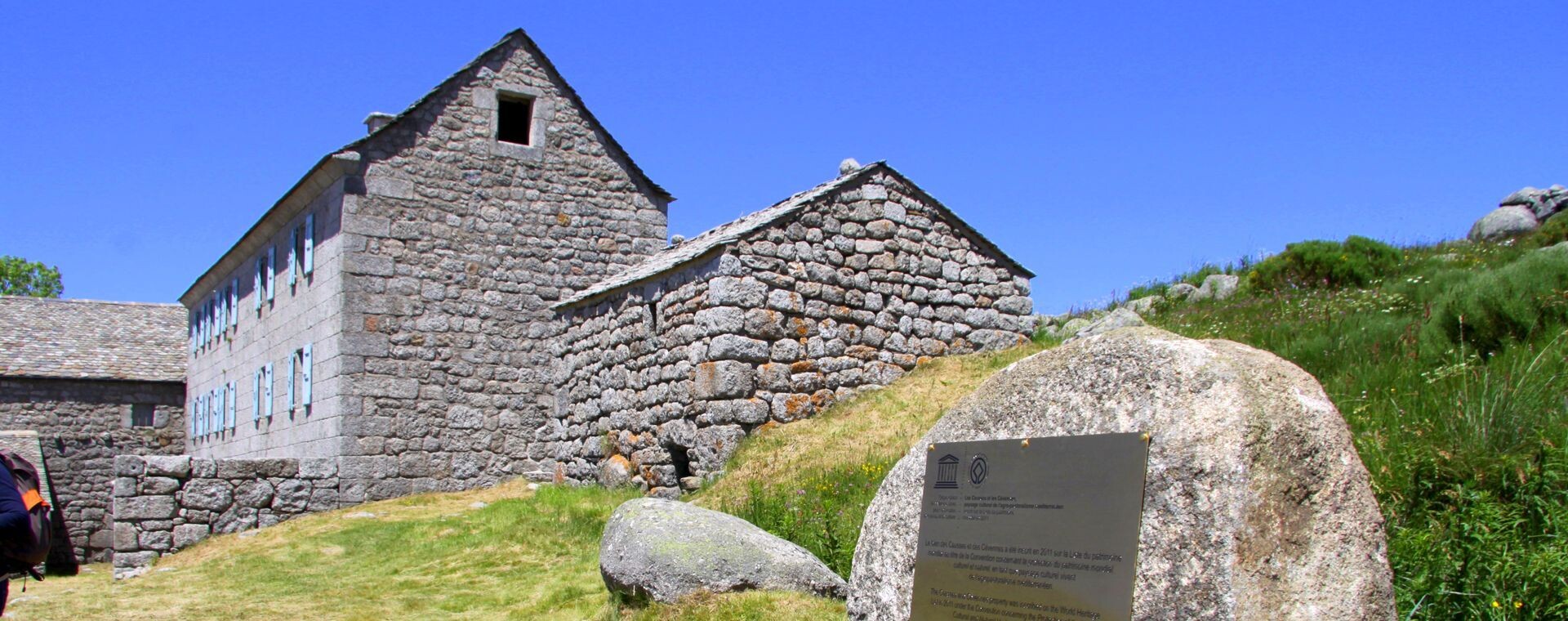 Bâtiments en pierre sur le plateau granitique - Cévennes - France
