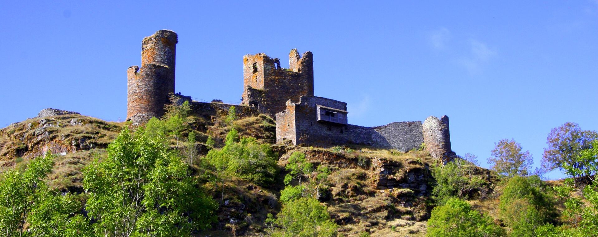 Ruines d'un château fort sur la colline - Cévennes - France