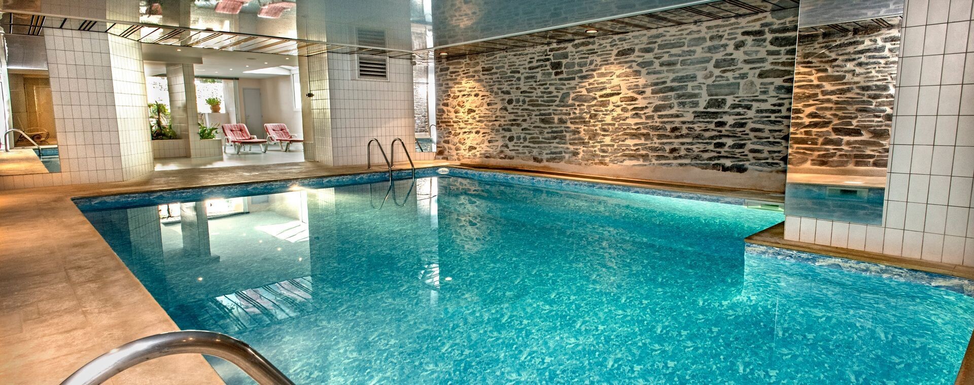 Piscine intérieure d'hôtel - Cévennes - France
