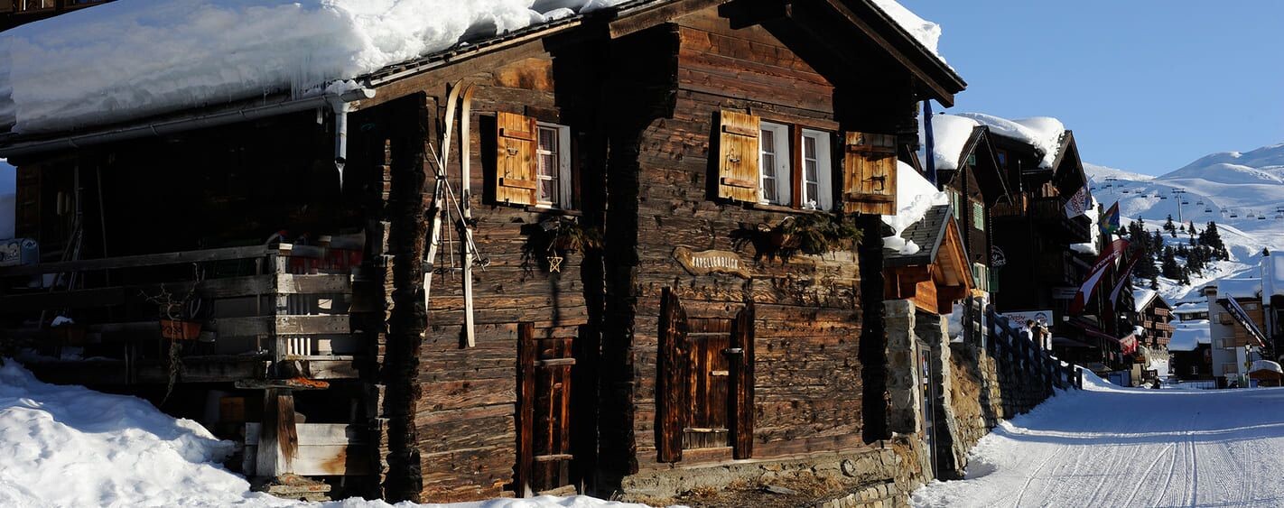 Chalet en bois enneigé dans un village - Aletsch - Valais - Suisse