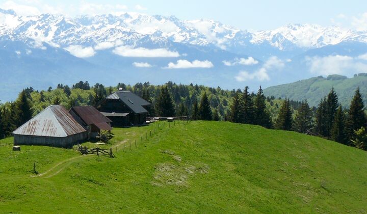 Chalets d'alpage face aux sommets enneigés - Massif des Bauges - Savoie, France