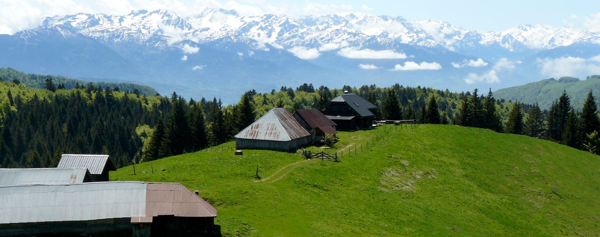 Chalets d'alpage face à Belledonne - Bauges - Savoie, France
