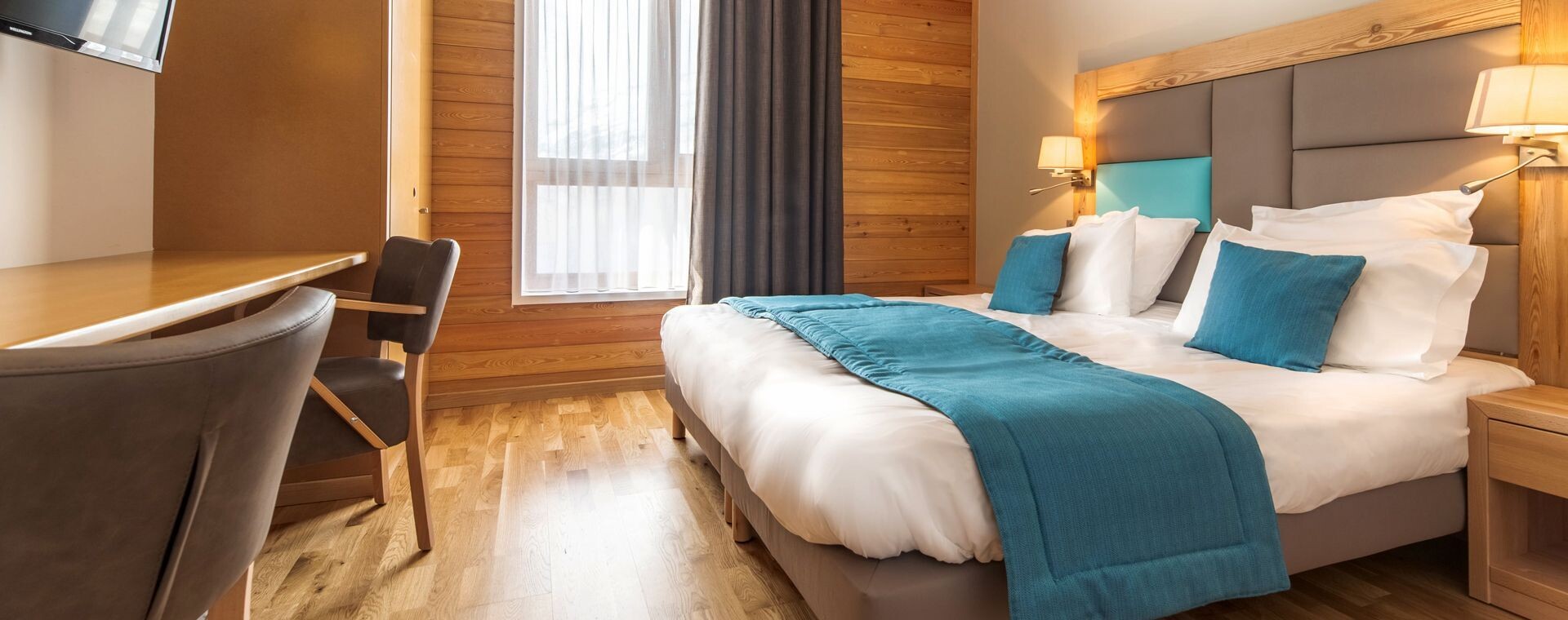 Chambre d'hôtel boisée aux teintes turquoise - Bessans - Haute-Maurienne - France