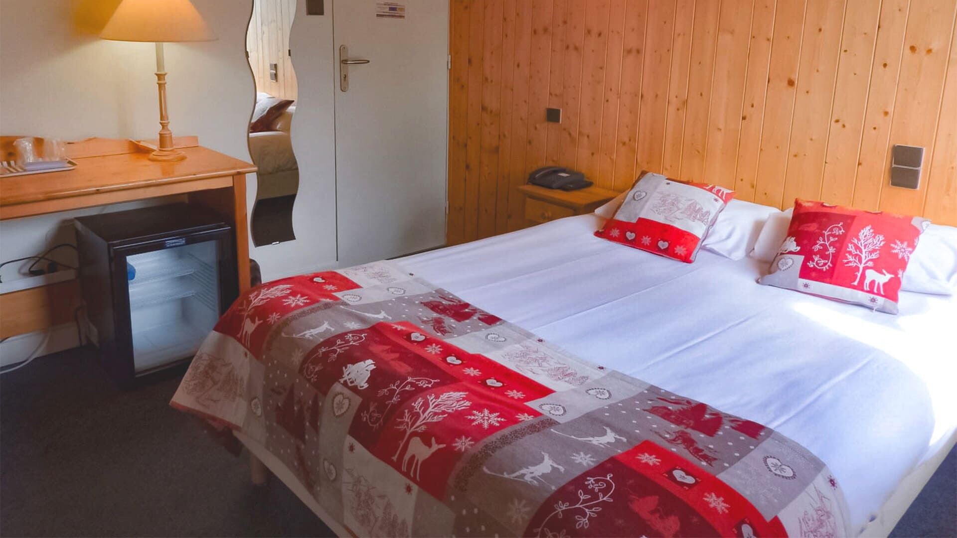 Chambre d'hôtel avec lambris et linge montagnard - Alpes - France