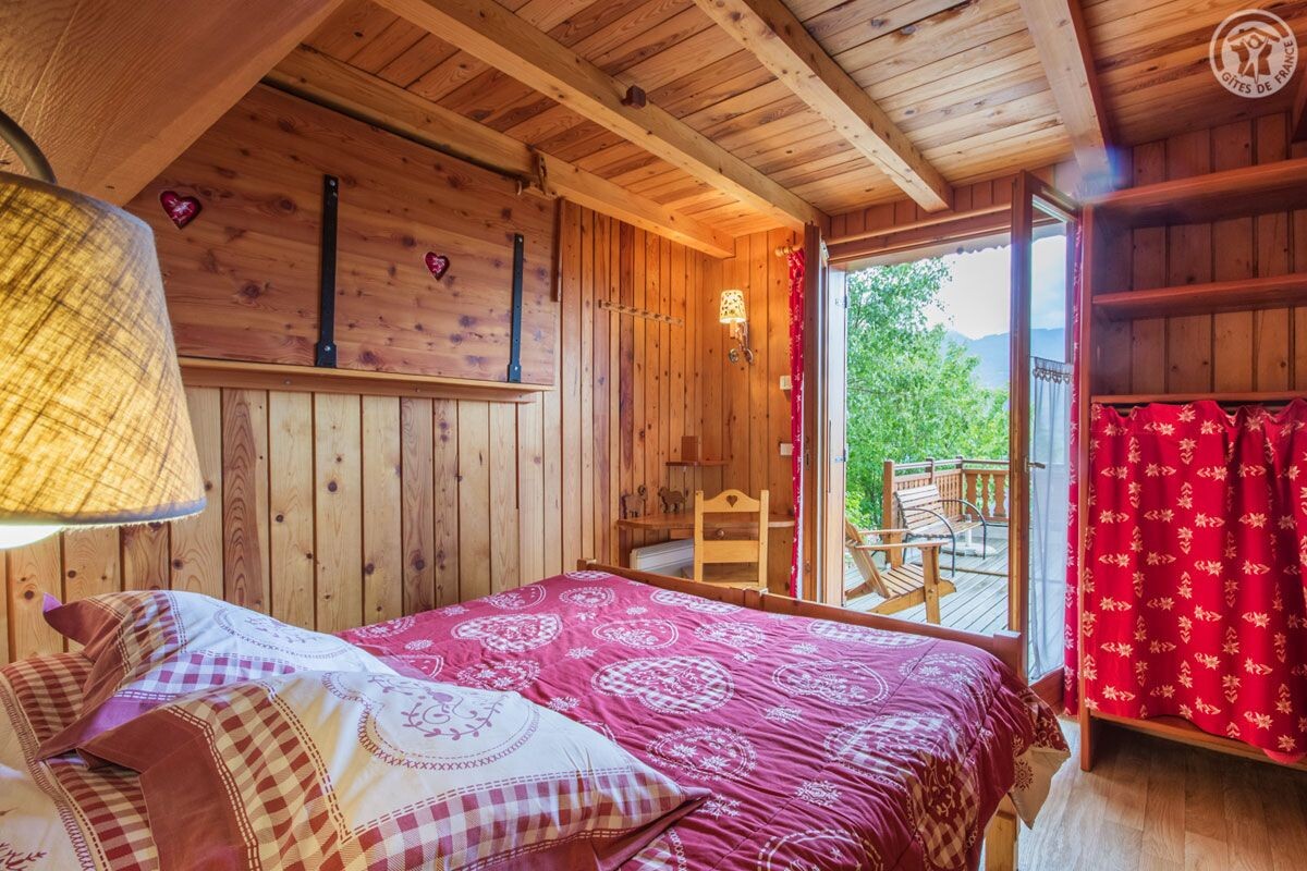 Chambre d'un chalet en bois avec terrasse sur la montagne - Alpes - France